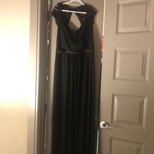 Floor length bridesmaid’s dress